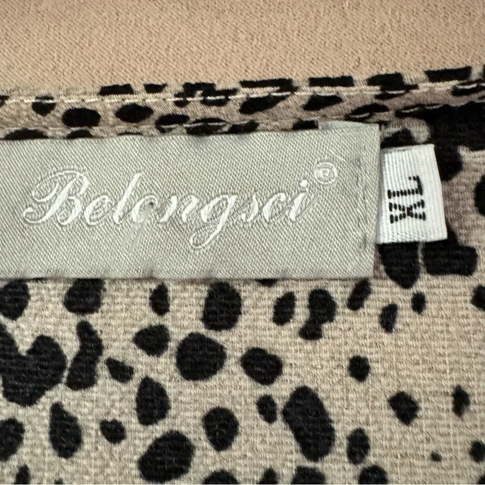 BELONGSCI. V-neckline, long sleeves, Pullover.Tan/Black Animal Print. S… - Picture 5 of 9